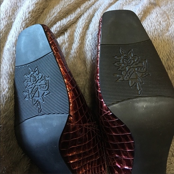 J Renee Burgundy Croc Mules Size 8 - Picture 5 of 8